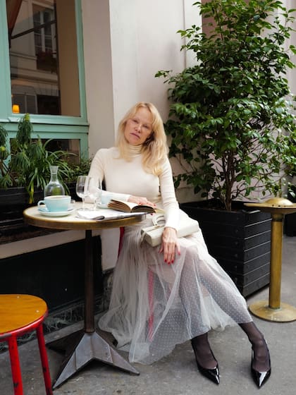 Pamela Anderson viajó a París para presentar su última película The Last Showgirl. Para la rueda de prensa, la exchica Baywatch lució una falda de tul blanca de Maria Grazia Chiuri que acompañó con una polera al tono y stilettos negros. Por supuesto que su rostro estuvo libre de make up