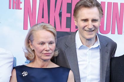Pamela Anderson y Liam Neeson el 28 de julio, en Nueva York, en el estreno del film