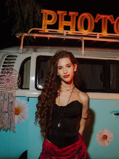 Pamela Baigún (que hace de Mei en la serie) eligió un top negro de estilo lencero.