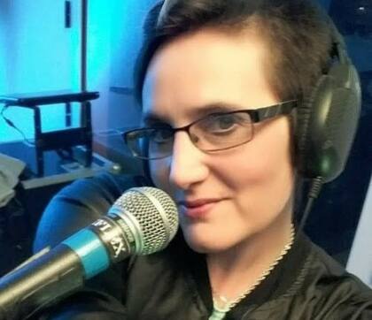 Pamela es profesora de música, dirige un coro y hace shws.