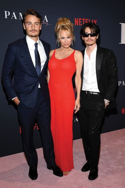 Pamela junto a sus hijos, Brandon Thomas y Dylan Jagger (con anteojos de sol).