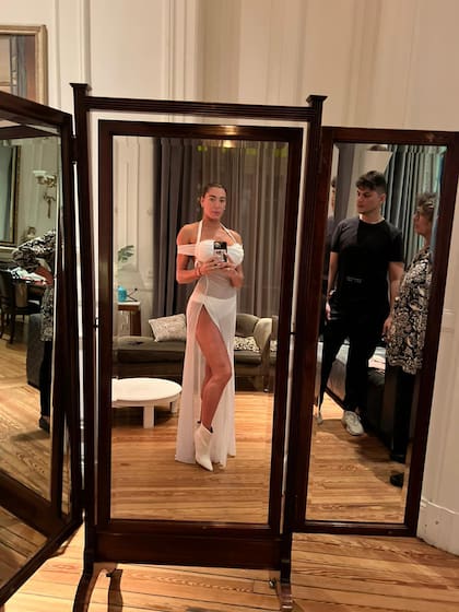 Pamela Pombo, en una de las pruebas del vestido de novia