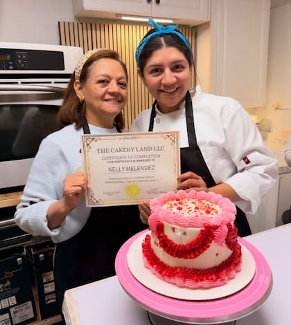 Pamela Tenorio junto a su madre, quien fue una de sus alumnas en Carolina del Norte