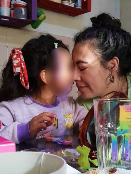 Pamela y María disfrutan de los desayunos y las meriendas juntas, todos los días; así lo coordinó la docente entre sus trabajos, el jardín y las terapias de la niña