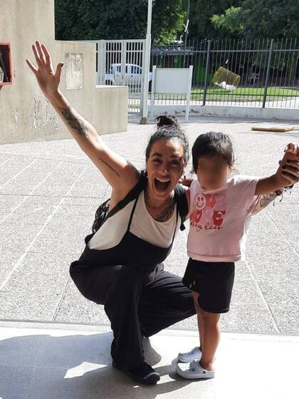 Pamela y María en un paseo en donde hoy viven, Caleta Olivia, en Santa Cruz