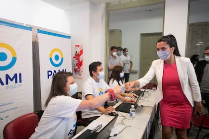 PAMI puso en marcha desde este lunes su operativo de inmunización contra el coronavirus en la Ciudad de Buenos Aires en tres vacunatorios propios