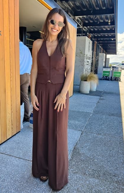 Como cada año, Carolina Pampita Ardohain fue una de las figuras argentinas que inauguró la temporada de verano de Punta del Este. Con su sonrisa característica y un outfit monocromático en color chocolate, posó para los fotógrafos apenas salió del Aeropuerto Internacional de Laguna del Sauce
