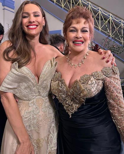 Pampita Ardohain no perdió oportunidad para sacarse una foto con la actriz Lupita Ferrer, que lució un vestido largo, color negro, sin mangas y con un pronunciado escote con detalles en dorado