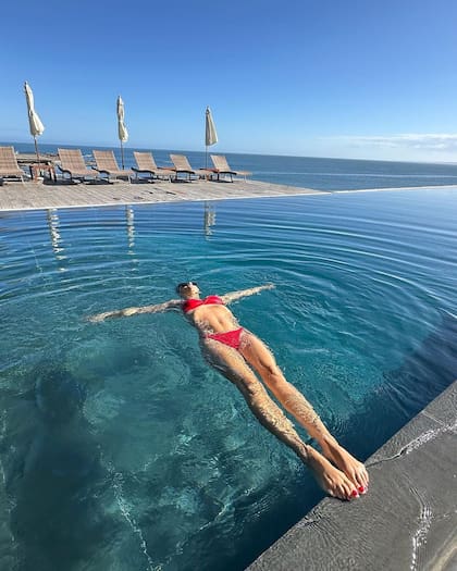 Pampita aprovechó el sol y el clima veraniego para distenderse en la piscina del hotel de José Ignacio que la albergó con su familia