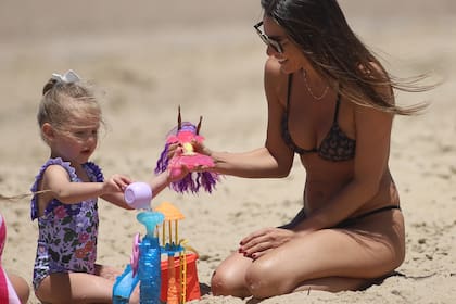 Pampita Ardohain estuvo en la playa con Roberto García Moritán y su hija Ana