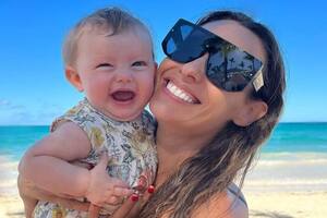 Pampita Ardohain junto a Anita, su hija junto a Roberto García Moritán (Foto: Instagram @pampitaoficial)