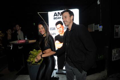 Pampita Ardohain llegó acompañada por su marido, Roberto García Moritán