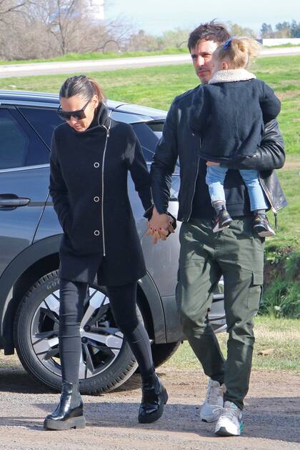 Pampita Ardohain llegó al cementerio acompañada por su marido, Roberto García Moritán, y su pequeña hija Ana.