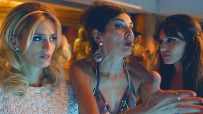 Pampita Ardohain, Mónica Antonópulos y Andrea Frigerio en una escena de la película Desearás al hombre de tu hermana