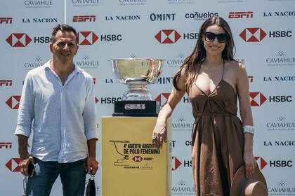 Pampita Ardohain y Carlos Bañado, director del laboratorio, con la Copa del Abierto Femenino de Polo.