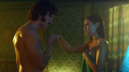 Pampita Ardohain y Juan Sorini en una escena de la película Desearás al hombre de tu hermana