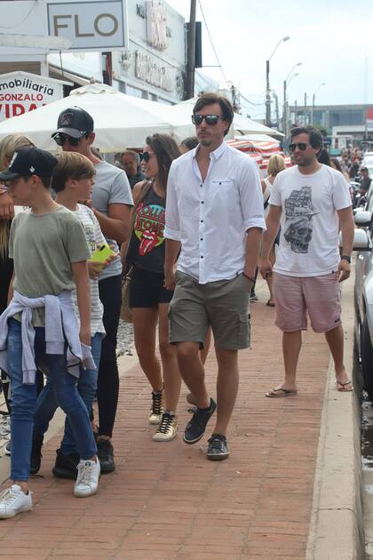 Al igual que otras figuras conocidas, Pampita y García Moritán caminaron por La Barra ante la imposibilidad de disfrutar de la playa