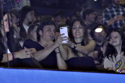 Pampita Ardohain y su novio, Roberto García Moritán, durante el show de Tini