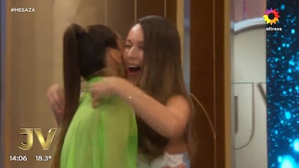 Pampita asistió como invitada al debut de 'Almorzando con Juana'.