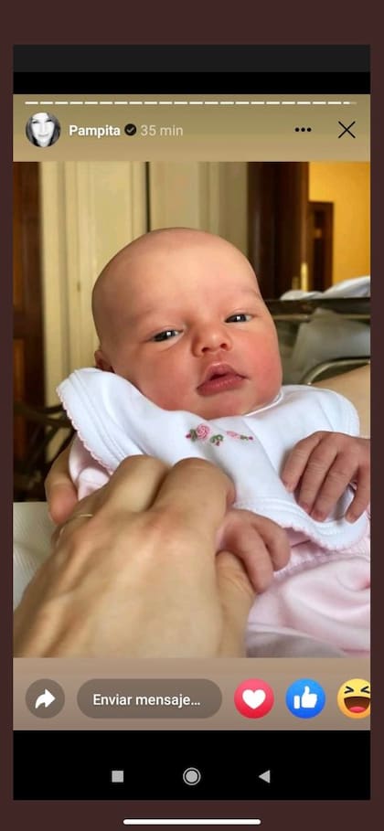 Pampita compartió en Facebook la primera foto oficial de su hija recién nacida, Ana