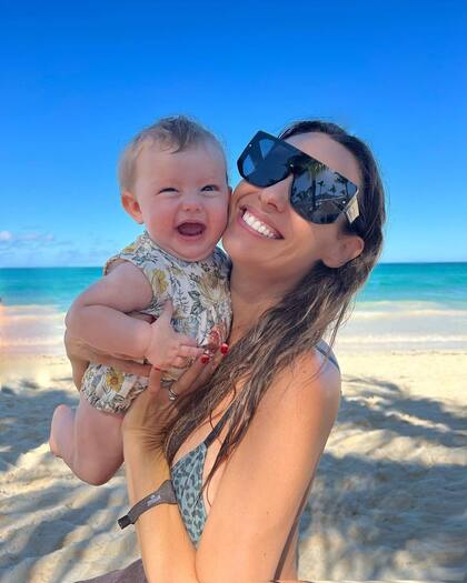 Pampita con Ana en las playas de Punta Cana