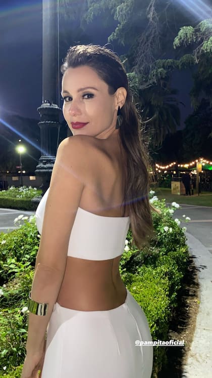 Pampita con su vestido blanco y su peinado de Zacarías Guedes (Instagram)