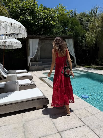 Siempre espléndida, pero también cómoda, la modelo combinó el diseño con una cartera bordada con la figura de un corazón y sandalias bajas