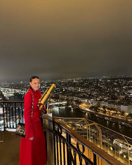 Pampita, en la Torre Eiffel