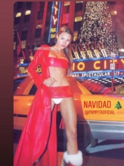 Pampita, en otra campaña de años atrás con temática navideña