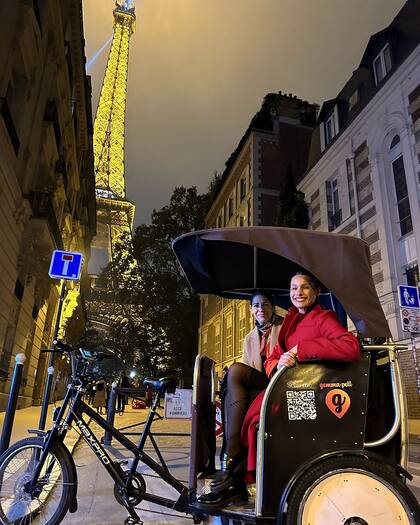 Pampita en París salió como una turista más a recorrer sus calles junto a una amiga