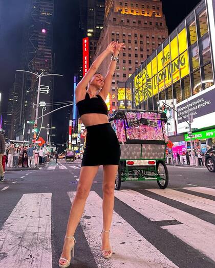Pampita enloqueció a sus fanáticos al caminar en el Time Square (Foto: Instagram/@pampitaoficial)