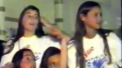 Pampita, entremezclada con sus compañeros del secundario, en un video que la propia modelo compartió en redes