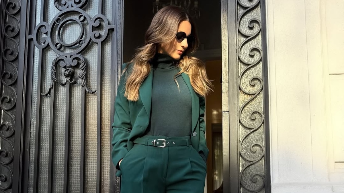 Home pampita frente a las imponentes puertas de la 4RU5OPAHBZHPBOP35JXTY25V7Y