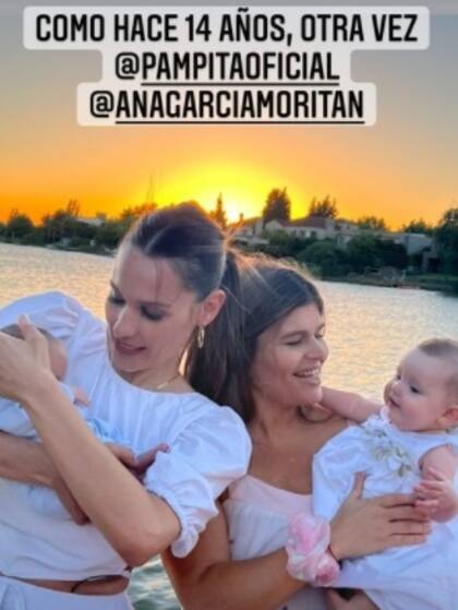 Pampita junto a Angie Balbiani, flamante mamá de Cósimo