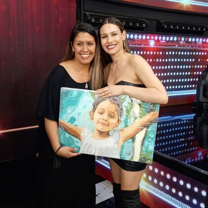 Pampita junto a Jesica Muñoz, la artista que retrató a su hija Blanca