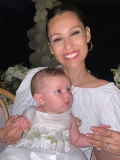 Pampita junto a su pequeña