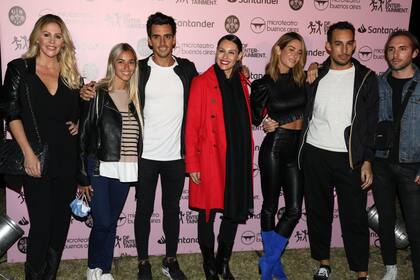 Pampita disfrutó de una salida a microteatro junto a su hermano, Guillermo Ardohain, y sus amigas Puli Demaría, Barbie Simons y Julieta Novarro