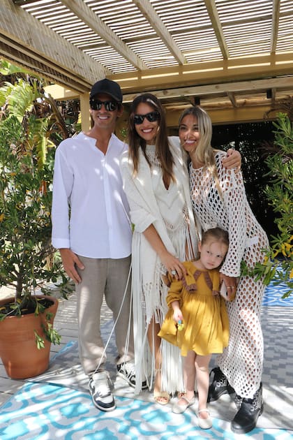 Pampita junto a su hermano, Guillermo, su cuñada, Malena Zermoglio, y Anita