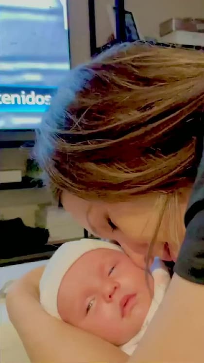 Pampita junto a su hija Ana, que nació el 22 de julio en el Sanatorio Otamendi