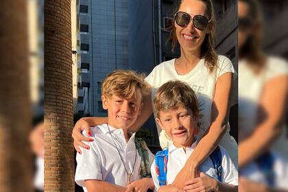 Pampita junto a sus dos hijos (Foto Instagram @pampitaoficial)