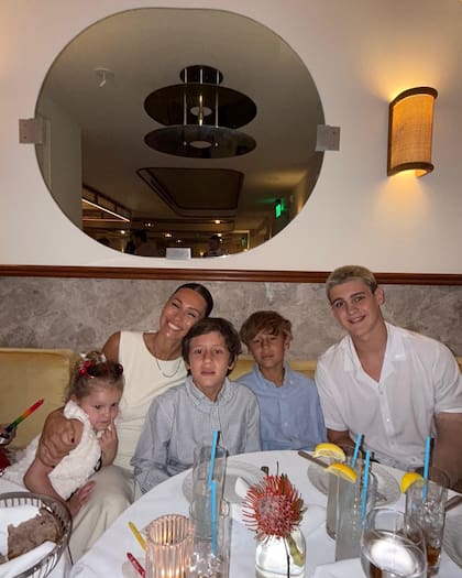 Pampita junto a sus hijos Ana, Benicio, Beltrán y Bautista (Foto: Instagram @pampitaoficial)