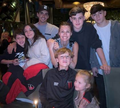 Pampita junto a sus hijos en el festejo (Foto: @pampitaoficial)