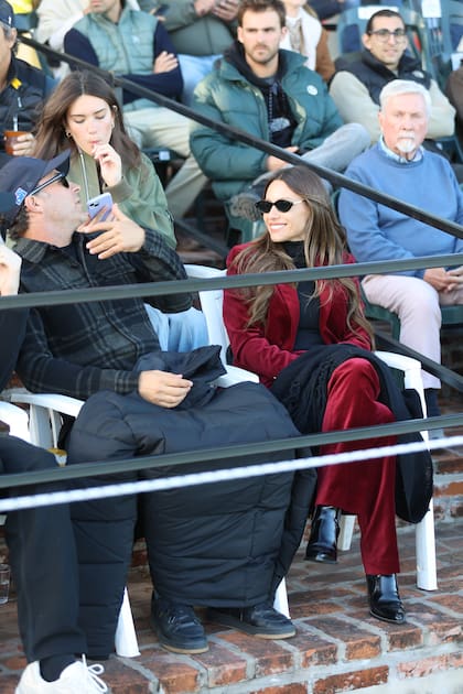 Pampita llevó un conjunto de saco y pantalón de terciopelo y una polera, botas y ruana que la protegieron del frío que se sentía a la sombra