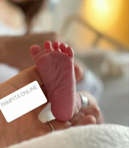 Pampita mostró al aire una imagen del pie de su hija recién nacida, Ana.
