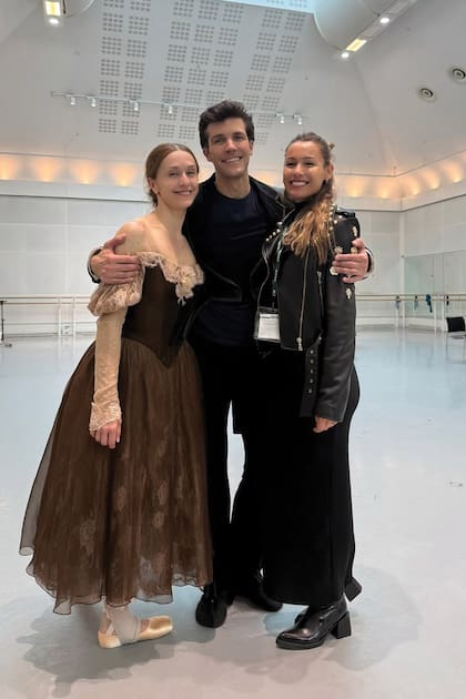 Pampita posa
con Marianela
y el bailarín
italiano
Roberto Bolle.