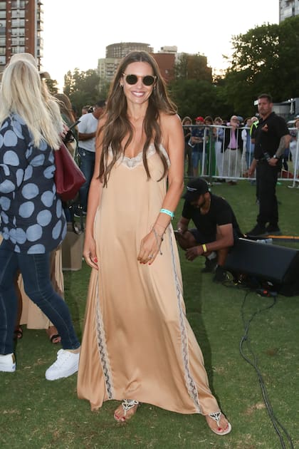 Pampita prefirió un vestido largo y fluido, tipo lencero con detalles de encaje y sandalias planas.