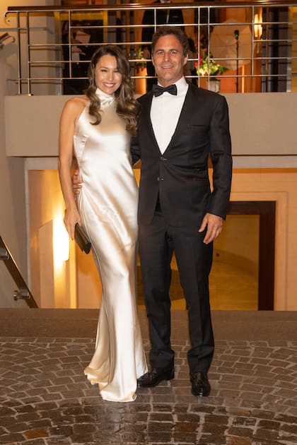 Pampita, que impactó con un vestido de saten, con cuello halter y corte sirena, se mostró inseparable de su novio, el polista Martín Pepa