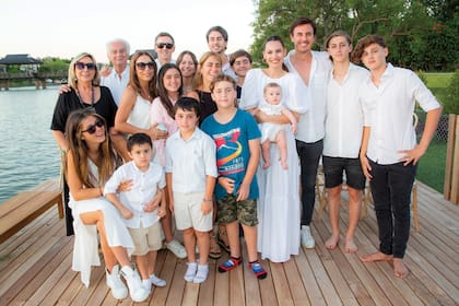 Pampita, Roberto y Ana junto a la familia de él. En el extremo izquierdo vemos a sus padres, Roberto García Moritán y Lucila Fernández Llanos. También forman parte de la postal sus hermanos, Patricio (con su mujer
Costi Bunge y sus hijos), Francisco (con su mujer Agustina Sanguinetti) y Luchi; y sus herederos mayores, Santino y Delfina. A la derecha de la foto, Bautista Vicuña. 