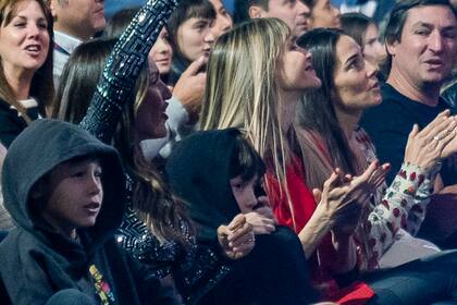 Pampita, rodeada por sus hijos, Benicio y Beltrán; a su lado, Guillermina Valdes y Juana Viale.