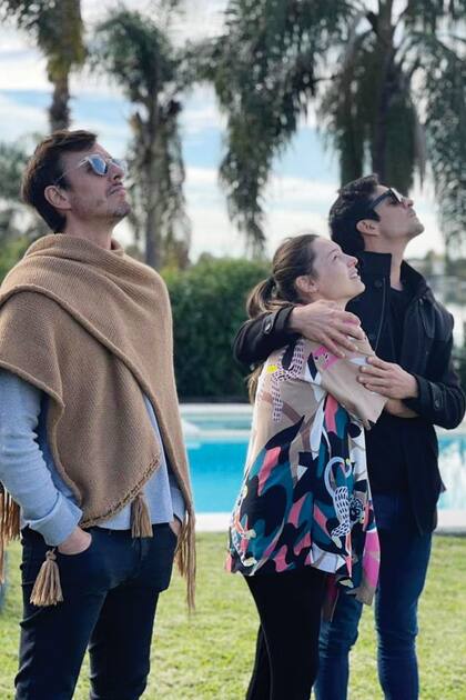 Pampita se abraza con su hermano Guillermo, acompañados por Roberto García Moritán.